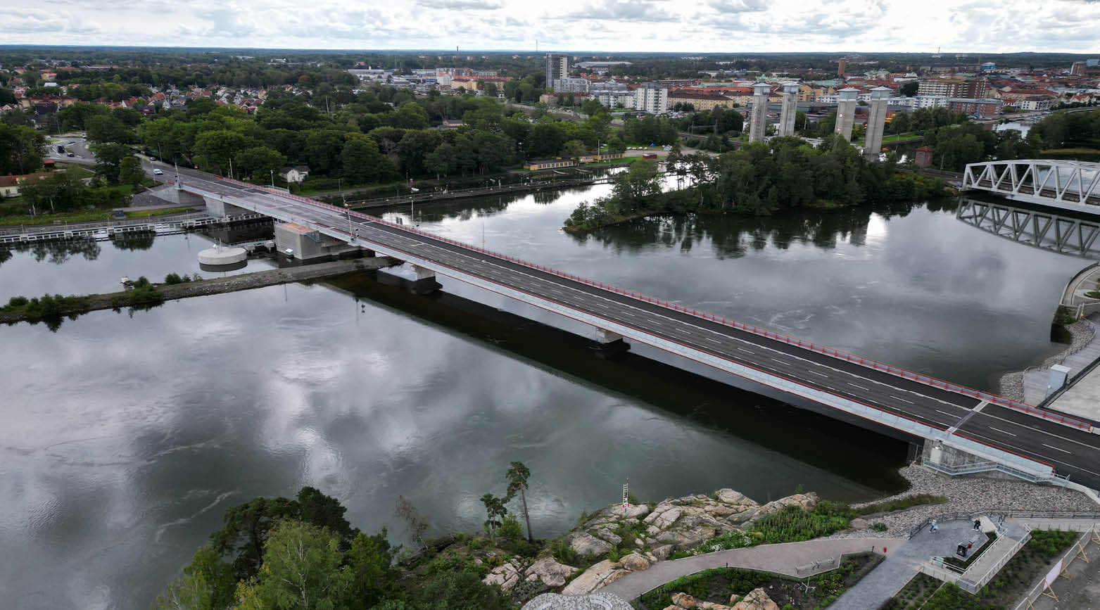 Bild på Stridsbergsbron i Trollhättan över Göta älv. 