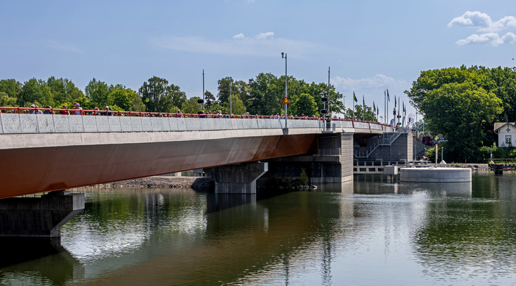 Bild på Stridsbergsbron över Göta Älv en solig sommardag