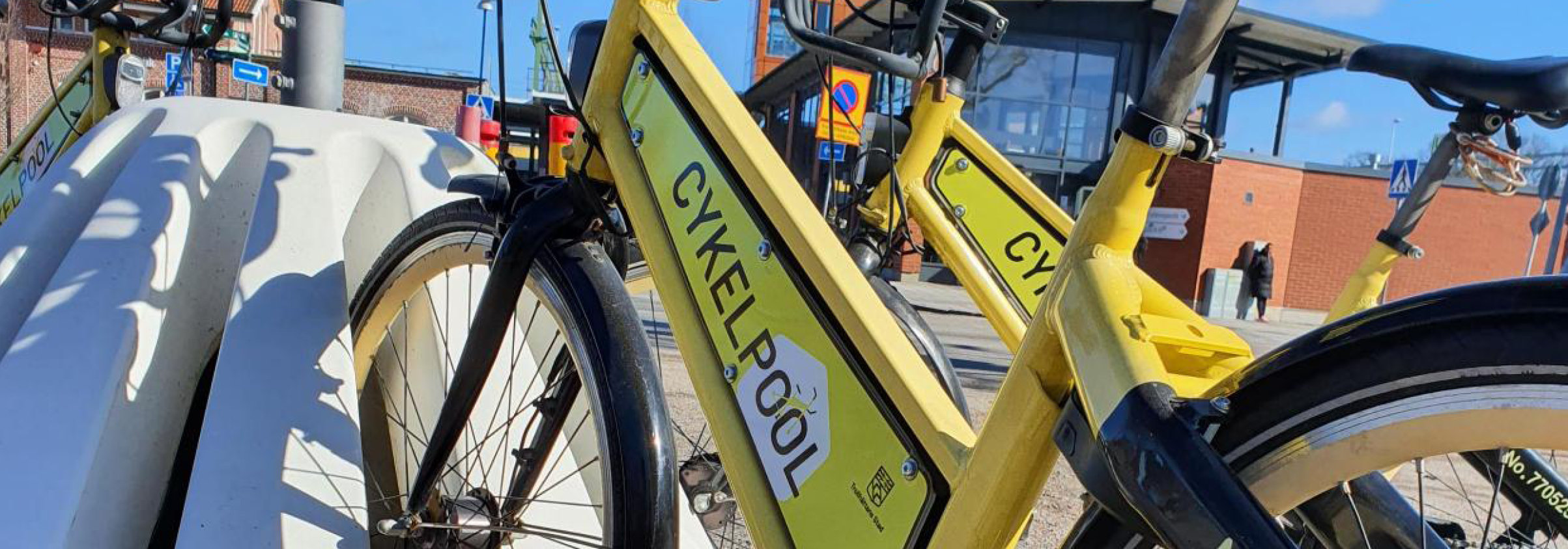 Gula cykelpoolscyklar med Trollhättans Stads logotyp