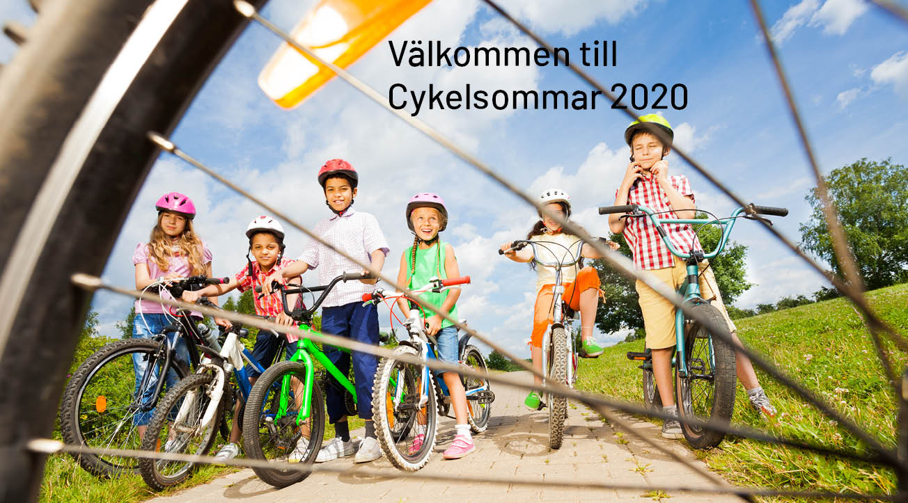 Barn på cyklar i bakgrunden, cykeldäck och ekrar i förgrunden