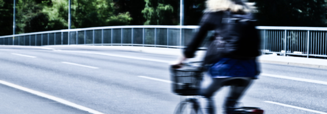 Kvinna som cyklar på cykelväg