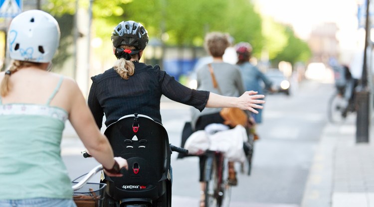 Ett gäng cyklister i stadsmiljö