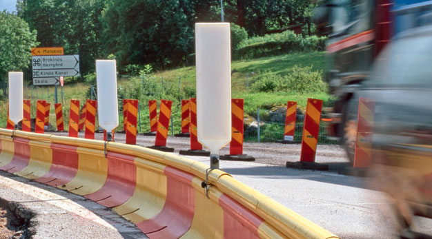 Bilden visar trafikanordningar på en väg