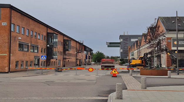 Foto visar avstängning av Nohabgatan i Trollhättan