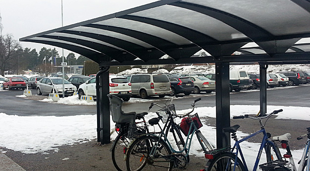 Pendelparkeringen med cyklar och bilar