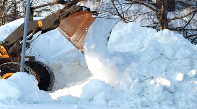 Traktor som röjer snö