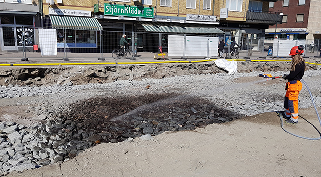 Medarbetare från THN Stad som vattnar och förbereder för en ny allé