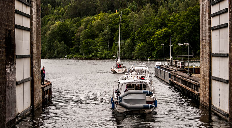 Båt som slussar i slussarna i Trollhätte kanal