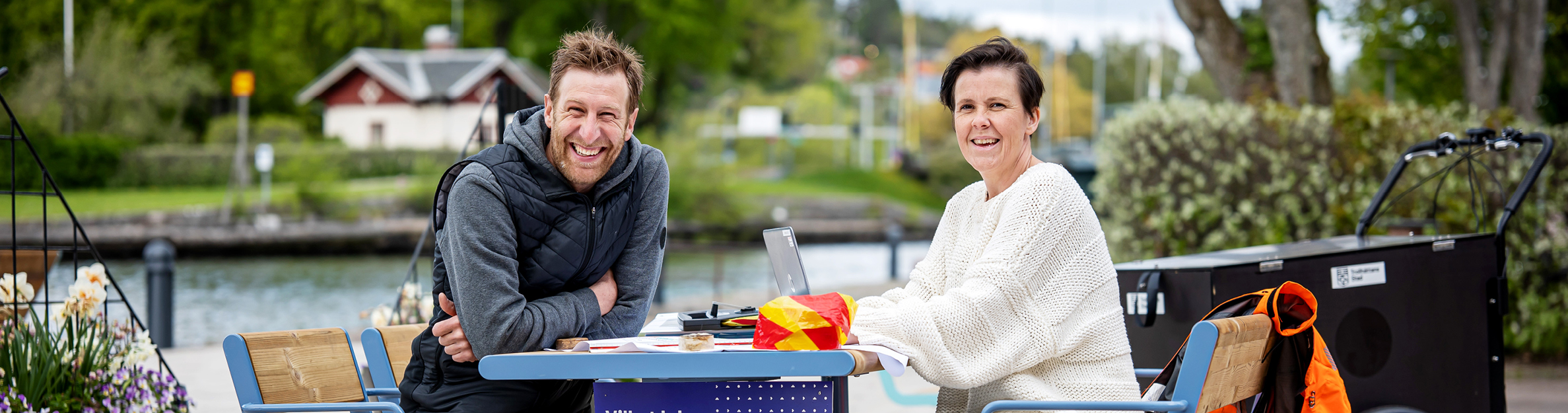 Två glada personer vid Trollhätte-kanal