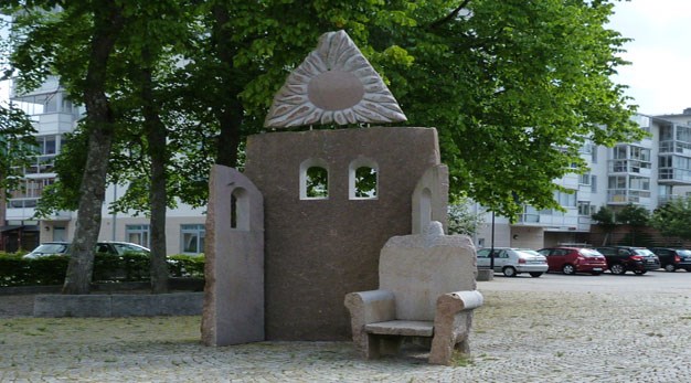 Konstverket "Sol ute - stol inne" i granit på Kanaltorget
