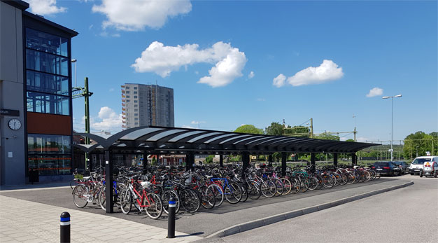 Cykelparkering full med cyklar på Pendelparkeringen i Trollhättan