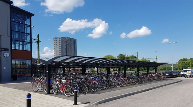 Cykelparkering full med cyklar på Pendelparkeringen i Trollhättan