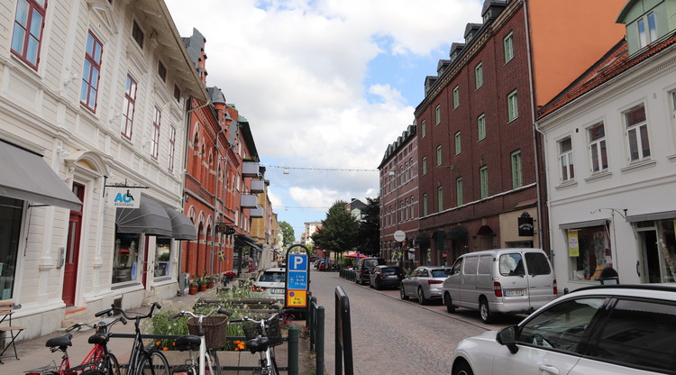 Bilar parkerade på gatuparkeringen på Storgatan i Trollhättan