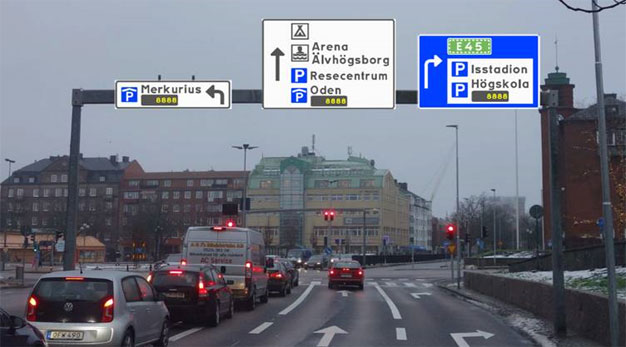 Bilden visar hur skyltning med ett parkeringsledningssystem med digitala parkeringsskyltar på Drottninggatan i Trollhättan skulle kunna se ut.