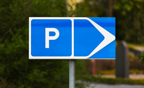 Bilden visar en parkeringsskylt med en pil åt höger