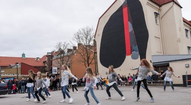 bild från invigningen av 108s muralmålning i Trollhättan