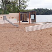 Sand med lekplats på Sjölanda badplats.