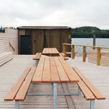 Trädäck med bord på Sjölanda badplats