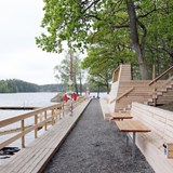 Trädäck med sittplatser och bryggor
