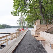 Trädäck med sittplatser och bryggor