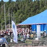 Folksamling utanför cirkustältet när Arne Alligator uppträdde.