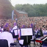 N3 Symfoniorkester på scen framför publik i Folkets Park.