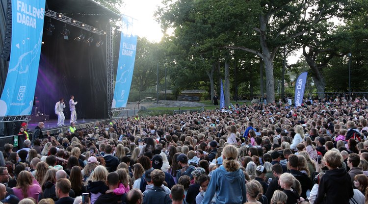 Artisterna Marcus och Martinus på scen inför publik i park