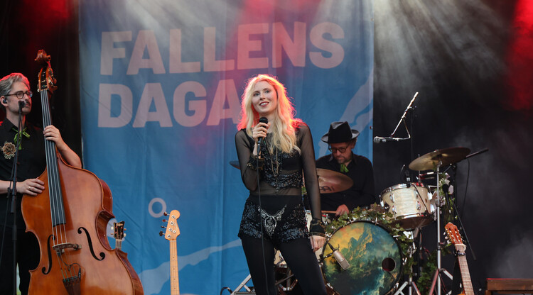 Amanda Jenssen på scen sjunger