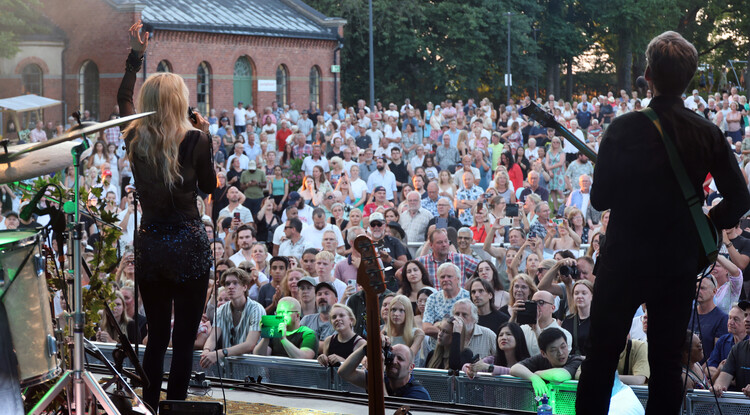 Amanda Jenssen med band på scen inför publik.