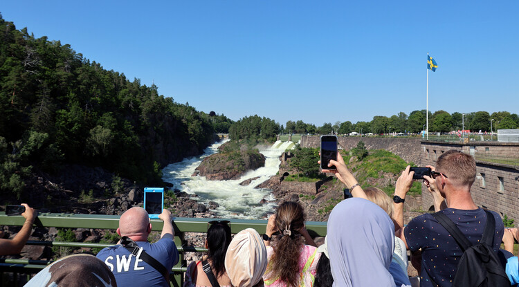 Publik tittar på fallpåsläpp från bro