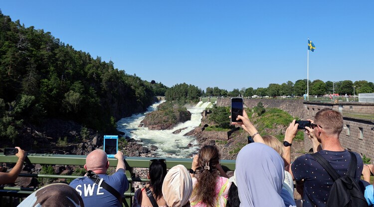 Publik tittar på fallpåsläpp från bro