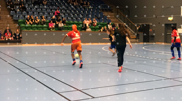 Tjejer spelar fotboll