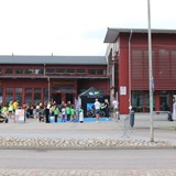 Folksamling utanför Kronan Kulturhus