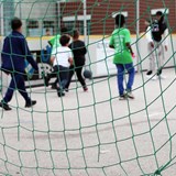 Barn spelar streetfotboll