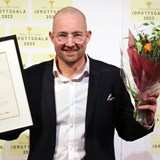 Årets ledare Joakim Hedqvist med diplom och blomma.