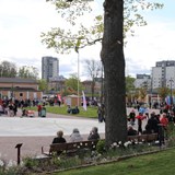 Olika aktiviteter och mängder med folk i Folkets Park under en invigning.