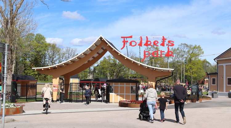 Personer går genom ingång till Folkets Park.
