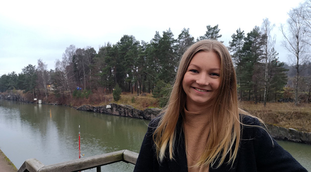 Ina Larsson på Kanaltrappan, med kanalen i bakgrunden. Årets nyårstalare 2019