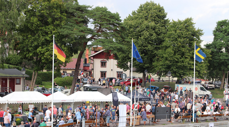 Folksamling under Slussdagen vid slussarna