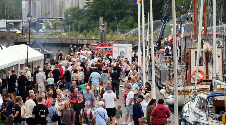 Personer på marknad