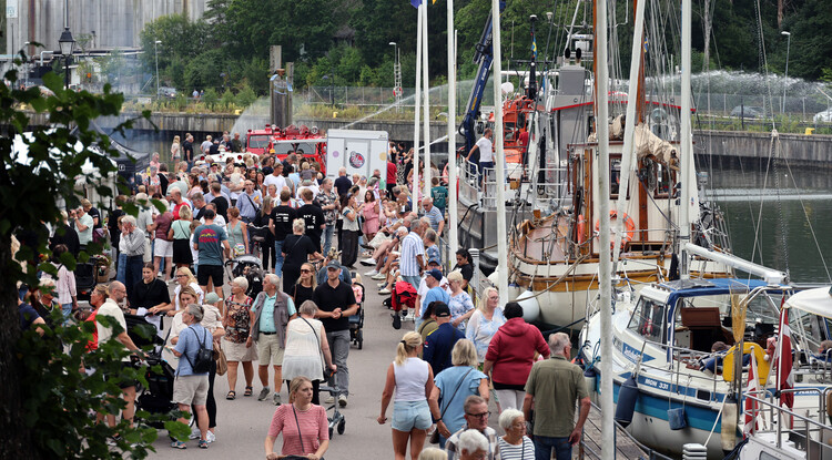 Personer på marknad vid kanal