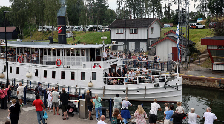 Båt åker i kanal