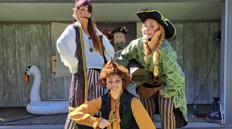 Tre personer utklädda till pirater