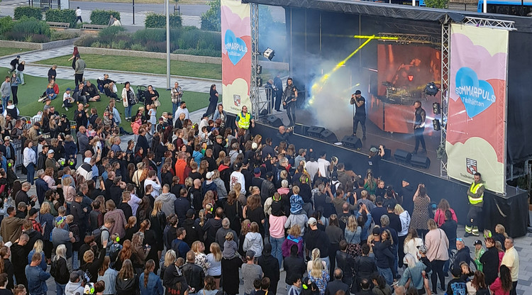 Bandet Smash Into Pieces på scen inför publik på ett torg