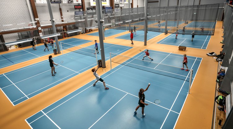 Personer spelar badminton.