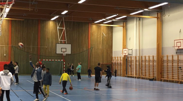 Barn i idrottshall