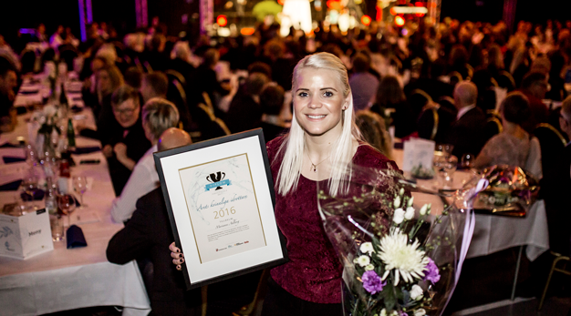 Marianne Ahlborg tar emot priset som Årets kvinnliga idrottare 2016
