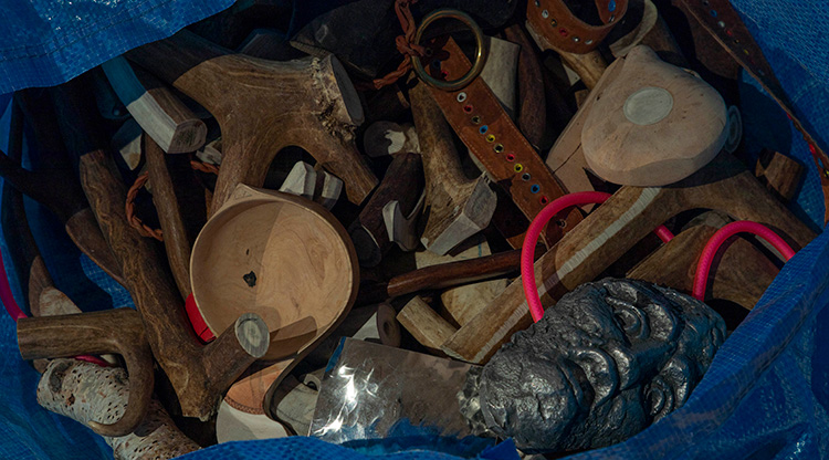 En blå ikeakasse fylld med objekt  