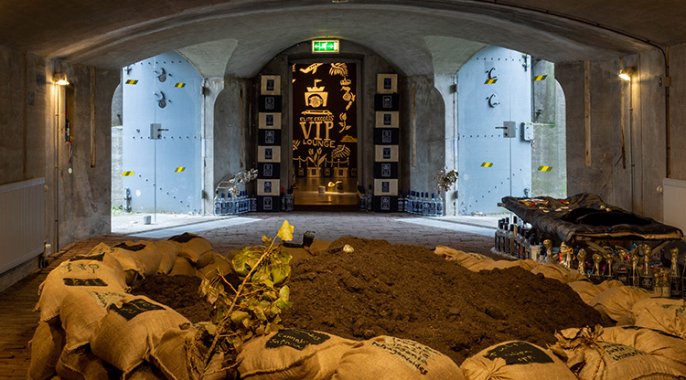 Konstinstallation i ett valvformat rum som ser ut som ett skyddsrum.