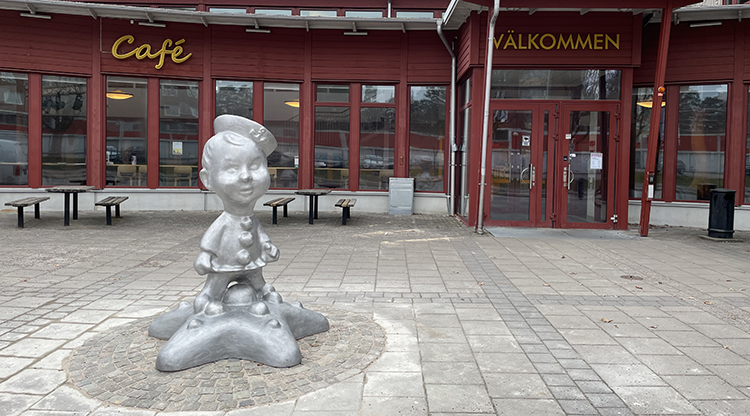 Ett konstverk i aluminium som föreställer en pojke som står på en sjöstjärna.